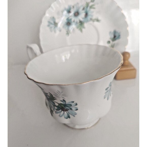 Royal Albert Montrose shape Cup and Saucer set Marguerite Pattern 1980's - Picture 5 of 16